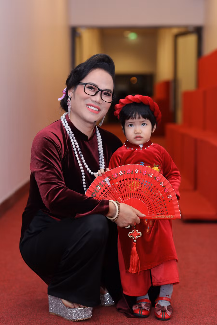 Vượng Râu giả gái chụp ảnh bên con gái nhỏ.