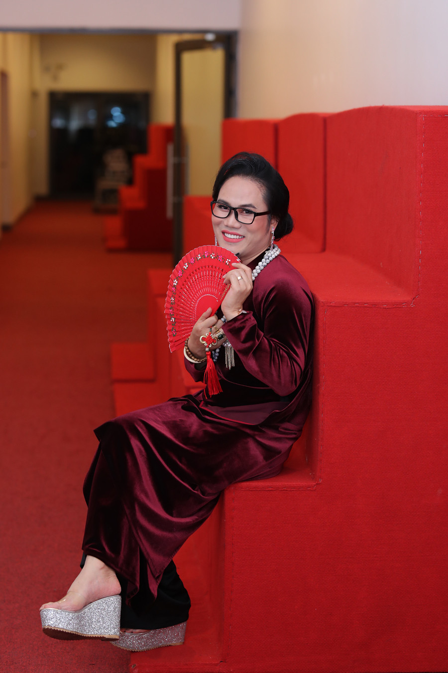 Nam nghệ sĩ vào vai cô giáo dạy âm nhạc truyền thống.