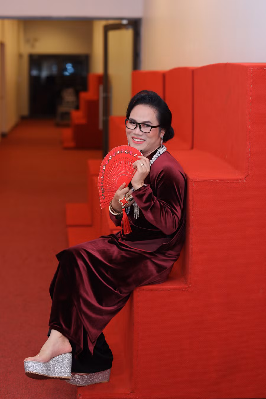 Nam nghệ sĩ vào vai cô giáo dạy âm nhạc truyền thống.