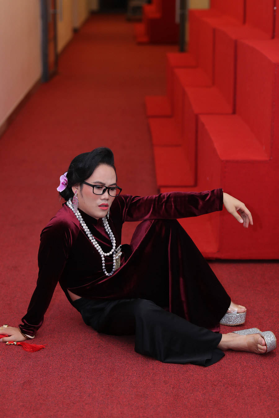 Nam nghệ sĩ chia sẻ, anh đã mất nhiều tiếng đồng hồ ngồi để chuyên gia makeup Quang Bi biến hình thành khuôn mặt nữ tính.