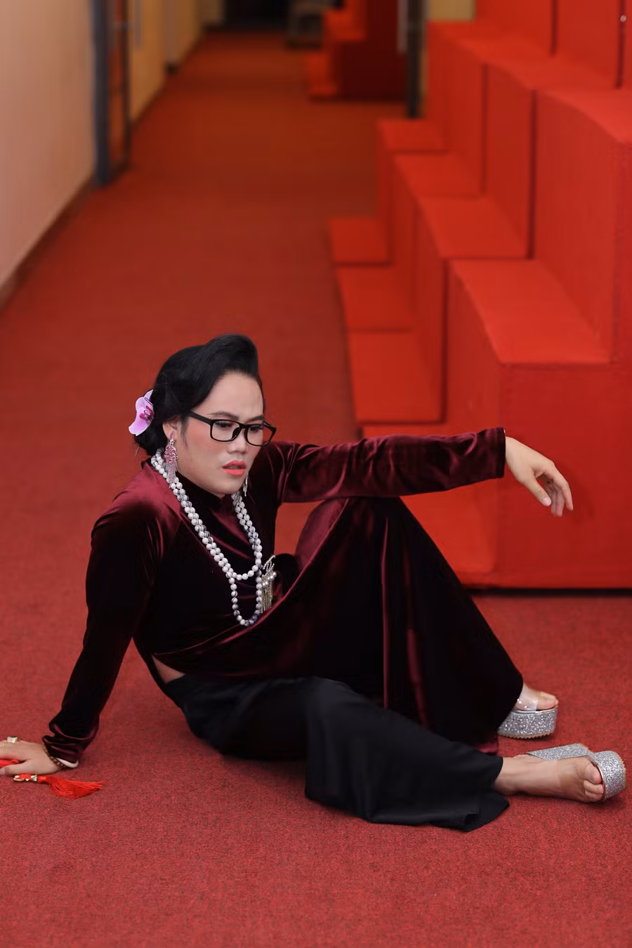 Nam nghệ sĩ chia sẻ, anh đã mất nhiều tiếng đồng hồ ngồi để chuyên gia makeup Quang Bi biến hình thành khuôn mặt nữ tính.