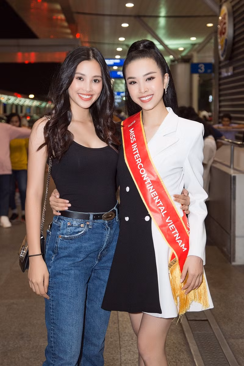 Theo thông tin trước đó, Hoa hậu Tiểu Vy và Á hậu Bùi Phương Nga vì bận lịch trình nên không thể ra tiễn. Tuy nhiên, khi tới sát giờ khởi hành của Thúy An, Tiểu Vy và Phương Nga đã bất ngờ xuất hiện tại sân bay.