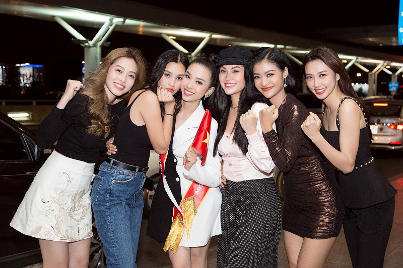 Là chiến binh cuối cùng trong Big 7 xuất trận sẽ là một áp lực nhưng với tinh thần của một nữ chiến binh thiện chiến Á hậu Thúy An vẫn vô cùng rạng rỡ và đẹp xuất thần tại sân bay.