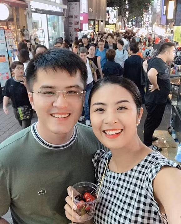 Chàng trai này và Hoa hậu Ngọc Hân được cho là có mối quan hệ yêu đương đã khá lâu năm. Được biết, vị hôn phu của Ngọc Hân hiện làm việc ở Bộ Ngoại giao. Về phía Hoa hậu Việt Nam, cô chưa bao giờ xác nhận chuyện tình cảm.