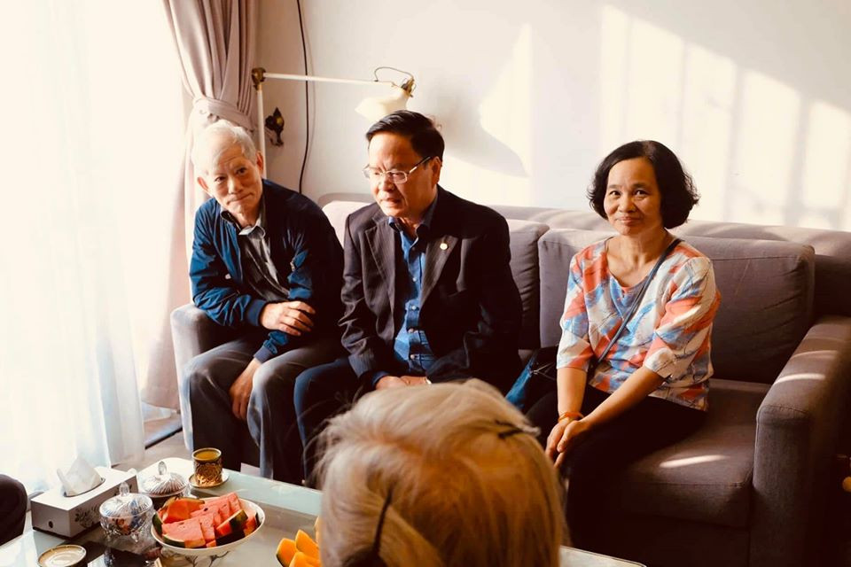 Gia đình đôi bên được cho là đang bàn chuyện đại sự của hai con. Dưới phần bình luận, tài khoản đăng ảnh nhận được rất nhiều lời chúc mừng khi gia đình sắp đón nàng dâu xinh đẹp. Ai nấy đều mong đôi trẻ hạnh phúc trăm năm. Đáp lại, người được cho là bố chồng tương lai của Ngọc Hân gửi lời cảm ơn tới mọi người.