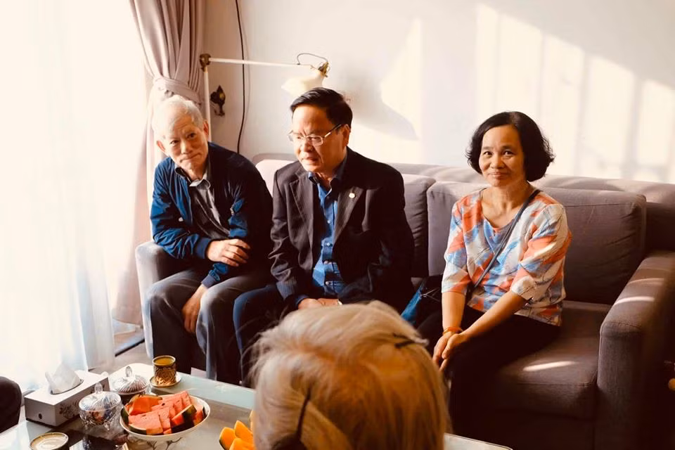 Gia đình đôi bên được cho là đang bàn chuyện đại sự của hai con. Dưới phần bình luận, tài khoản đăng ảnh nhận được rất nhiều lời chúc mừng khi gia đình sắp đón nàng dâu xinh đẹp. Ai nấy đều mong đôi trẻ hạnh phúc trăm năm. Đáp lại, người được cho là bố chồng tương lai của Ngọc Hân gửi lời cảm ơn tới mọi người.