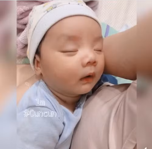 Xuyt xoa truoc ve dang yeu nhu thien than cua con gai Hoai Lam