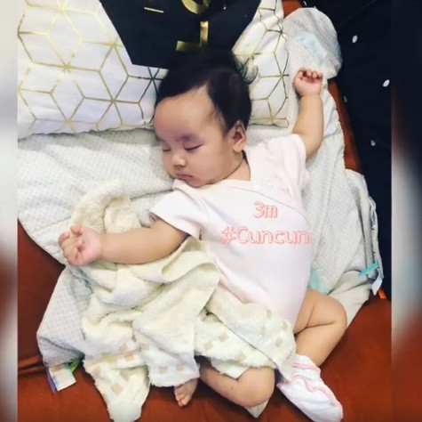 Cùng với loạt ảnh, vợ ca sĩ Hoài Lâm tâm sự, trong khoảng thời gian mang bầu, sinh con cô bị stress nặng vì phải đối mặt với những lời chỉ trích cản sự nghiệp của chồng.