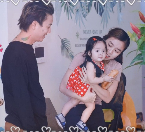 Hiện tại, 2 cô con gái nhỏ là báu vật của cặp đôi, khiến cả hai tiếp tục nắm tay nhau vững bước.