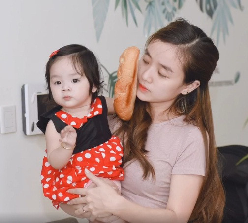 Hạnh phúc giản đơn với vợ đẹp con xinh là món quà xứng đáng dành cho Hoài Lâm sau những sóng gió.