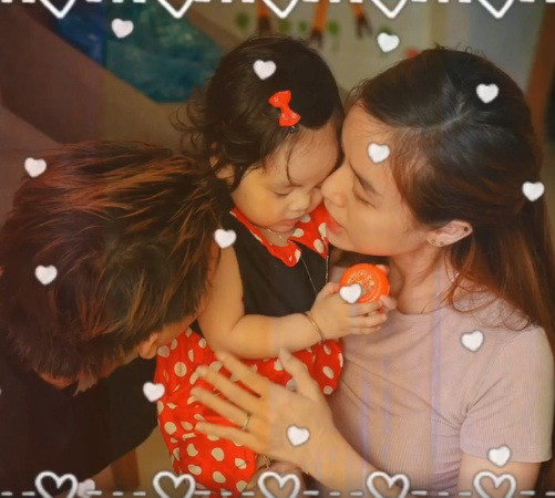 Đọc những tâm sự của Bảo Ngọc, ca sĩ Hoài Lâm động viên vợ: "Chỉ cần bao nhiêu là đủ. Mẹ thật can đảm và kiên cường lắm".