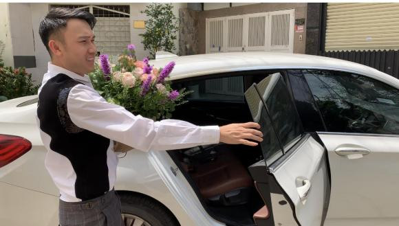 Dương Triệu Vũ chia sẻ về ý tưởng đặc biệt của mình: “Lâu lắm rồi Vũ mới tận tay mang hoa tặng mẹ vì những dịp lễ thế này mình toàn phải đi lưu diễn. Ý nghĩa của món quà này Vũ muốn thiết kế nó như một vườn hoa vì đối với Vũ tình mẹ cũng giống như một vườn hoa vậy. Có rất nhiều màu sắc và nhiều chủng loại khác nhau, không có một sự sắp xếp ngăn nắp hay quá kỹ càng nhưng luôn luôn toát lên sự ấm áp và gần gũi”.