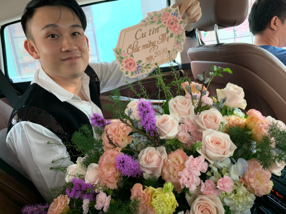 Nhân ngày Quốc tế Phụ nữ 20/10, Dương Triệu Vũ quyết định mua tặng mẹ một lẵng hoa thật to được trang trí theo ý tưởng của anh.