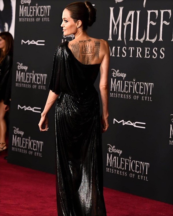 Trước đó không lâu, bà mẹ quyền lực xuất hiện trên thảm đỏ trong bộ cánh đen đầy quyến rũ.