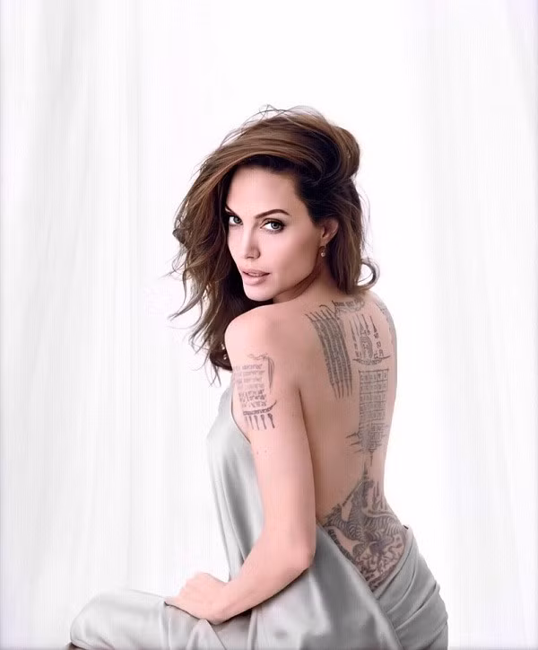 Nữ diễn viên 44 tuổi đẹp từng milimet trong bộ ảnh thời trang khoe bờ lưng cong thu hút khiến không ai có thể rời mắt. Xem video "Tại sao Angelina Jolie ly hôn". Nguồn VTC14: