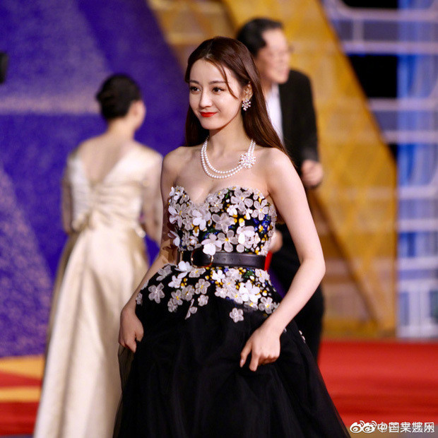 Địch Lệ Nhiệt Ba đánh rơi hoa tai trị giá gần 700 triệu tại sự kiện Dich Le Nhiet Ba danh roi hoa tai tri gia gan 700 trieu tai su kien