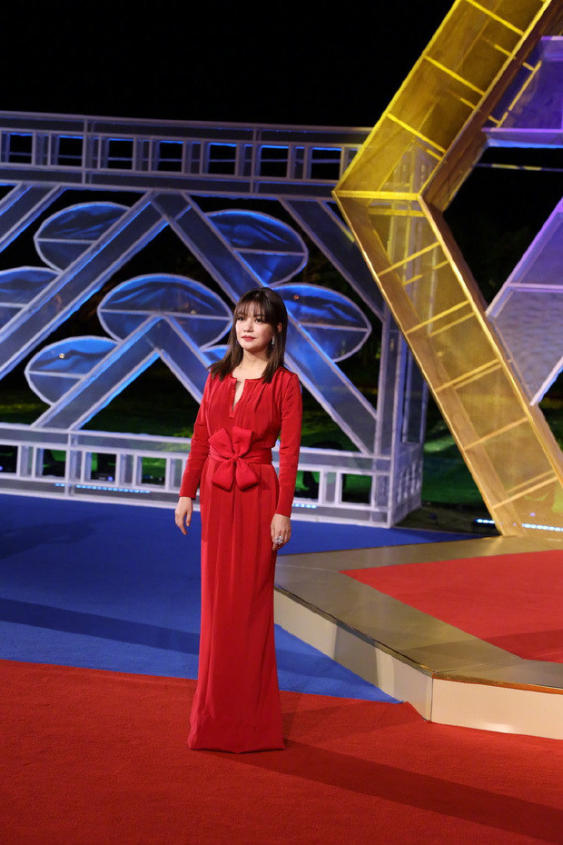 Triệu Vy kín đáo nhưng vẫn trẻ trung với kiểu tóc mái quen thuộc.