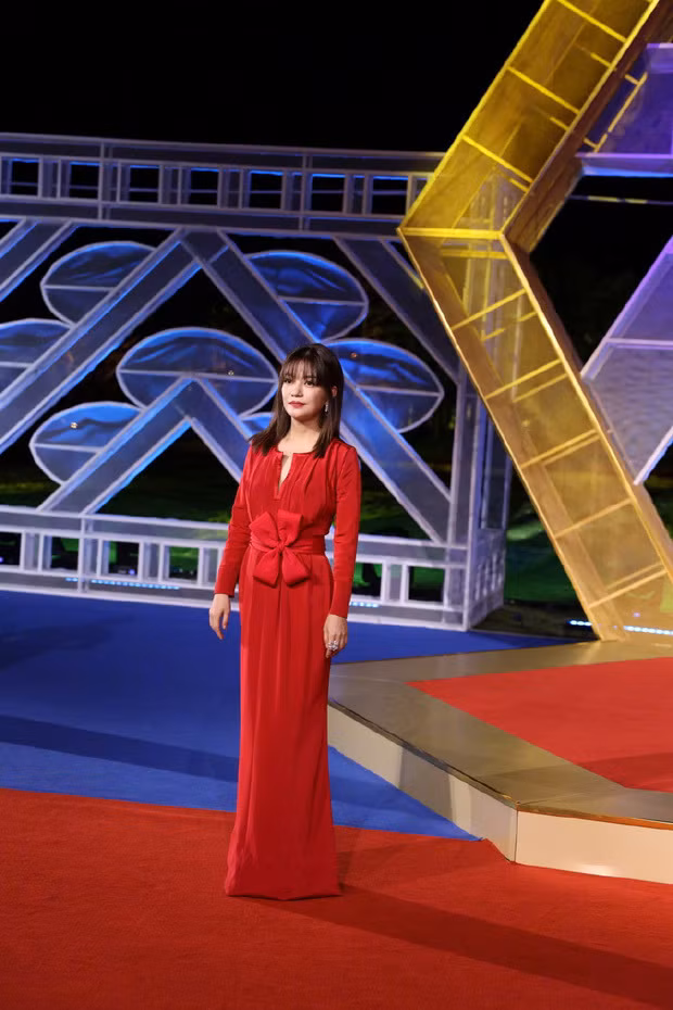 Triệu Vy kín đáo nhưng vẫn trẻ trung với kiểu tóc mái quen thuộc.