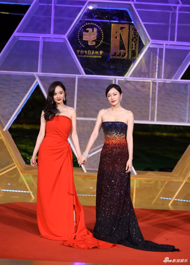 Dương Mịch thân thiết năm tay Tần Lam trên thảm đỏ. Hai người đẹp cùng diện đầm khoe vai trần gợi cảm.