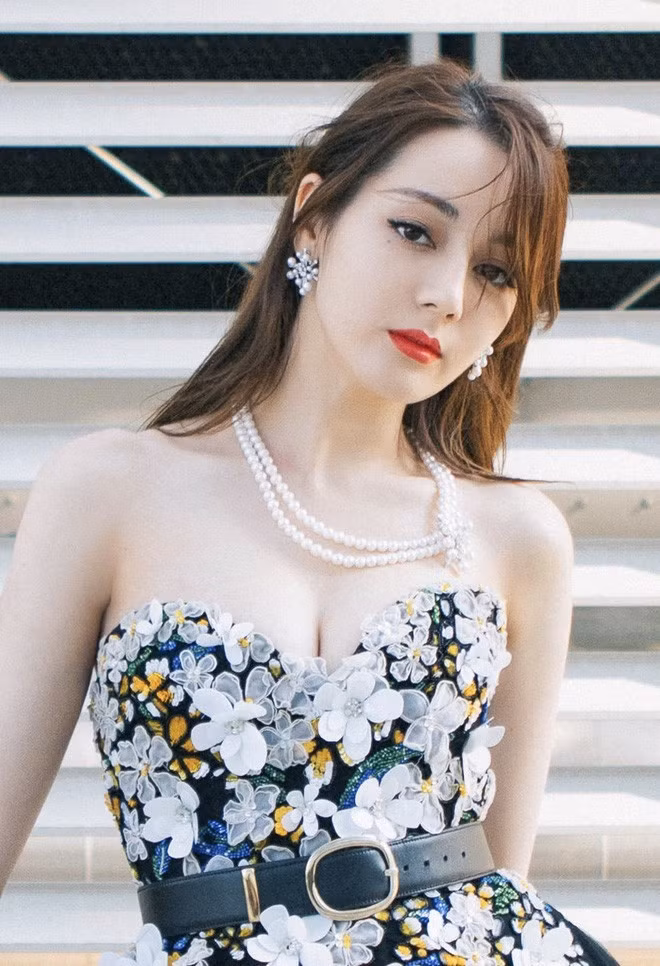 Trong loạt ảnh hậu trường được tung ra trước đó, Địch Lệ Nhiệt Ba thả dáng với bộ trang sức đắt tiền với đầy đủ 2 bên hoa tai. Theo đó, bộ trang sức nữ diễn viên đeo đến LHP Kim Kê thuộc về một thương hiệu nổi tiếng có giá ước chừng 60.000 USD, riêng hoa tai có giá hơn 28.000 USD (gần 700 triệu đồng).