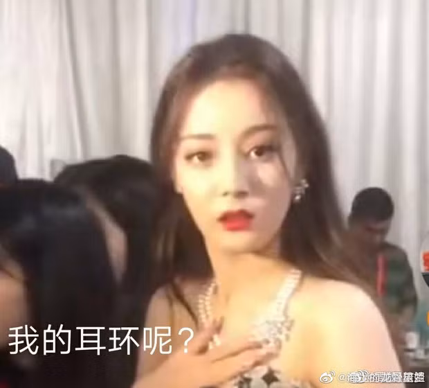 Gương mặt hoảng hốt của Địch Lệ Nhiệt Ba khi phát hiện đánh rơi hoa tai trị giá gần 700 triệu. Sắp tới đây, người đẹp Tân Cương sẽ trở lại màn ảnh nhỏ với hai dự án "Tam sinh tam thế: Chẩm thượng thư" và "Định chế tình yêu cao cấp".