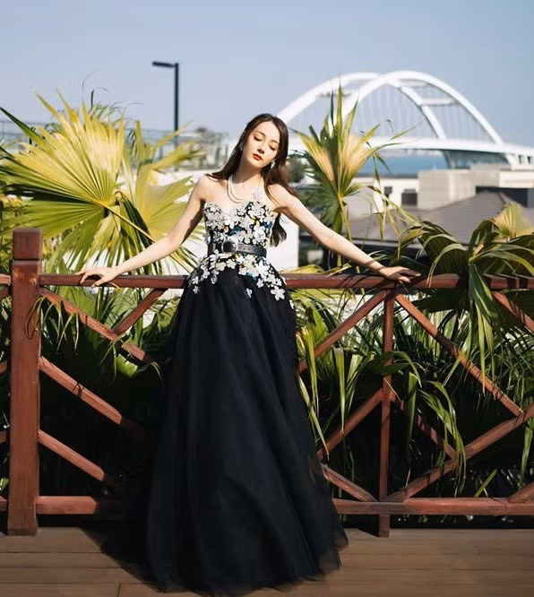 Sau sự kiện, từ khóa "Địch Lệ Nhiệt Ba đánh rơi hoa tai" cũng trở thành chủ đề hot nhất trên mạng xã hội Weibo đêm qua. Nhiều người bày tỏ sự tiếc nuối nhưng vẫn không quên dành lời khích lệ tinh thần cho người đẹp: "Dù chỉ có 1 hoa tai nhưng Địch Lệ Nhiệt Ba vẫn xinh đẹp kinh diễm".