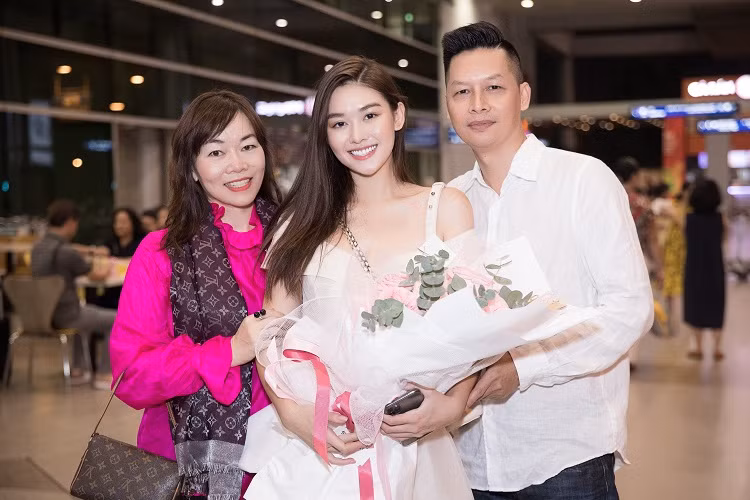 Đến đón Tường San còn có bố của cô vừa bay từ Hà Nội vào TP.HCM. Bố của Tường San chia sẻ rằng, ông rất tự hào về thành tích mà Tường San đạt được tại cuộc thi Hoa hậu Quốc tế 2019.