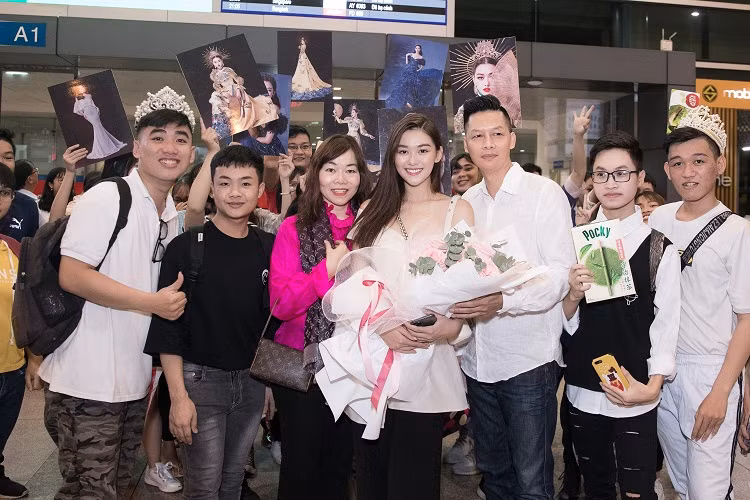 Người đẹp cũng chu đáo mua quà tặng fan.