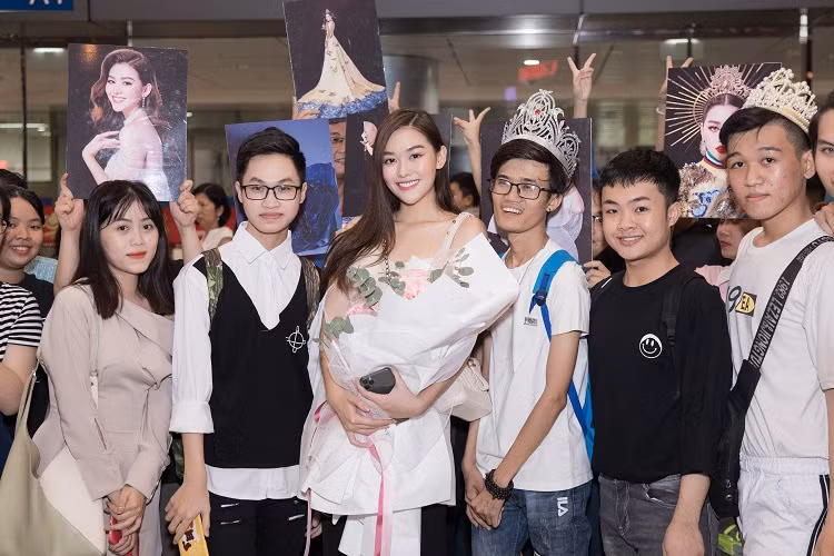 Cùng với gia đình, Tường San được đông đảo người hâm mộ đến đón tại sân bay.