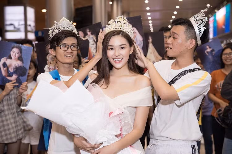 Đón Tường San ở sân bay, các fan dành tặng cô chiếc vương miện được thiết kế riêng như một món quà mừng nàng á hậu trở về sau khi tham gia cuộc thi quốc tế.