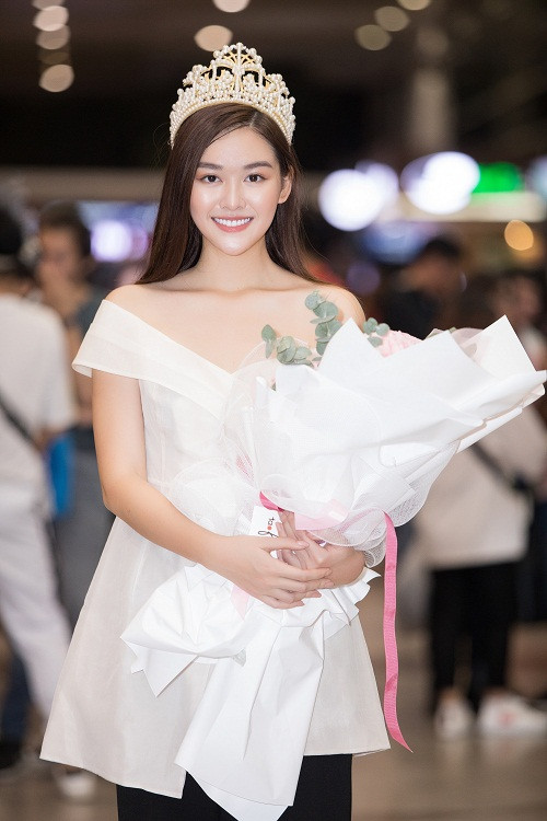 Xuất hiện ở sân bay, Á hậu Tường San gây chú ý với vẻ xinh đẹp rạng ngời khi diện chiếc áo trắng trễ vai giản dị.