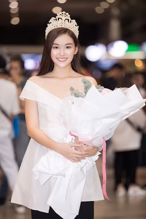 Xuất hiện ở sân bay, Á hậu Tường San gây chú ý với vẻ xinh đẹp rạng ngời khi diện chiếc áo trắng trễ vai giản dị.