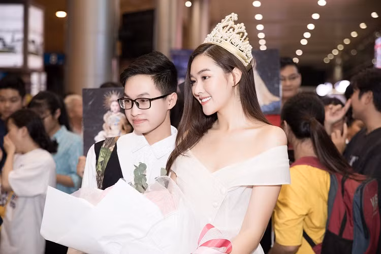 Trước đó Tường San tham gia Miss International 2019 với kết quả Top 8 chung cuộc và giành giải thưởng Trang phục dân tộc đẹp nhất của cuộc thi.