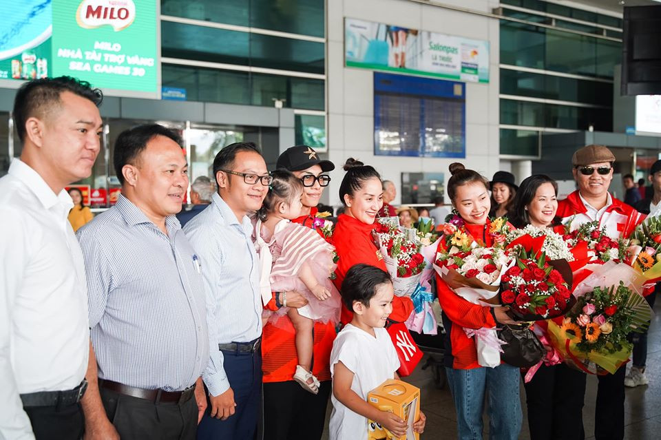 Khánh Thi và Phan Hiển là cặp vũ công nổi tiếng của làng thể thao Việt Nam. Không chỉ là bạn đời, Khánh Thi chính là người đã dìu dắt Phan Hiển. Cô cũng đóng vai trò là HLV dẫn đoàn đi Philippines dự thi SEA Games 30.