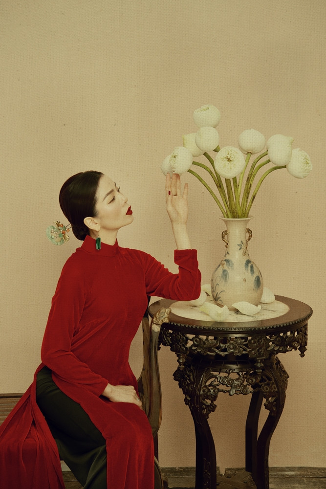 Chia sẻ về việc chuẩn bị phục trang cho Q show 2 của Lệ Quyên, NTK Đỗ Long cho biết: "Chị Quyên giao cho Long làm những bộ trang phục quan trọng nhất, thật sự hoành tráng và đập vào mắt người xem...".