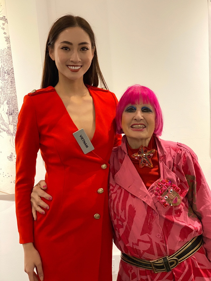 Tại buổi thử đồ, Lương Thùy Linh đã có dịp trò chuyện và chụp hình cùng NTK này.