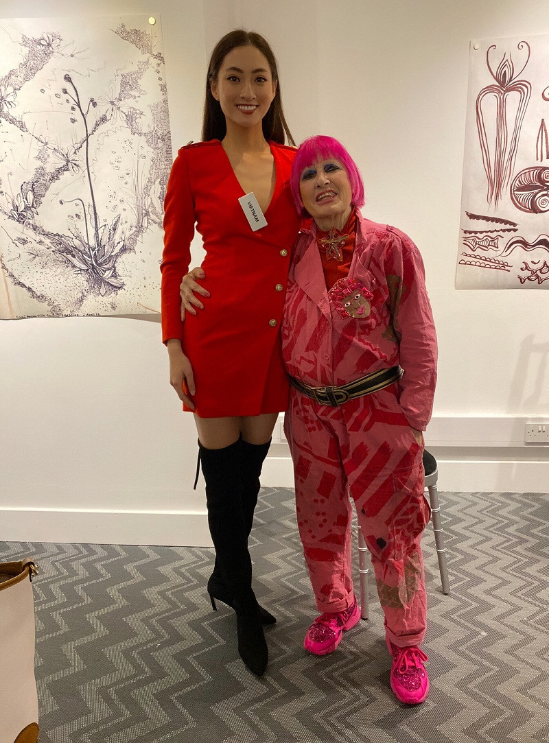 Cũng tại cuộc thi, Lương Thùy Linh đã có buổi thử đồ cùng NTK Zandra Rhodes, một trong những nhà thiết kế lừng lẫy trong ngành công nghiệp thời trang thế giới.