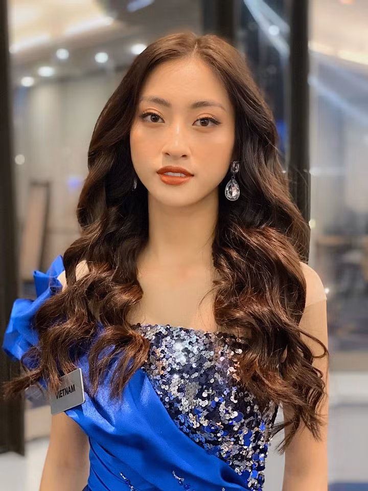 Đến cuộc thi Miss World 2019 trễ do gặp sự cố visa, Lương Thùy Linh vẫn tự tin, liên tục ghi điểm khiến fan sắc đẹp vô cùng vui sướng.