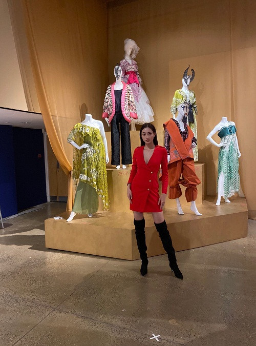 Zandra Rhodes là nhà thiết kế người Anh nổi tiếng với phong cách bay bổng, rực rỡ. Bà có tiếng là người thích phong cách nổi bật và ấn tượng. Vì thế những thiết kế của bà ngập tràn các sắc màu sôi động với kiểu dáng lạ mắt và cá tính.