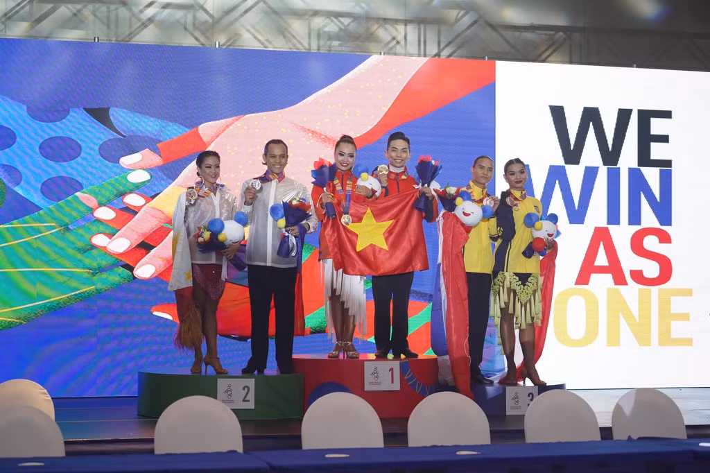 Chi Anh trao thuong nong cho Phan Hien, chuc mung Khanh Thi