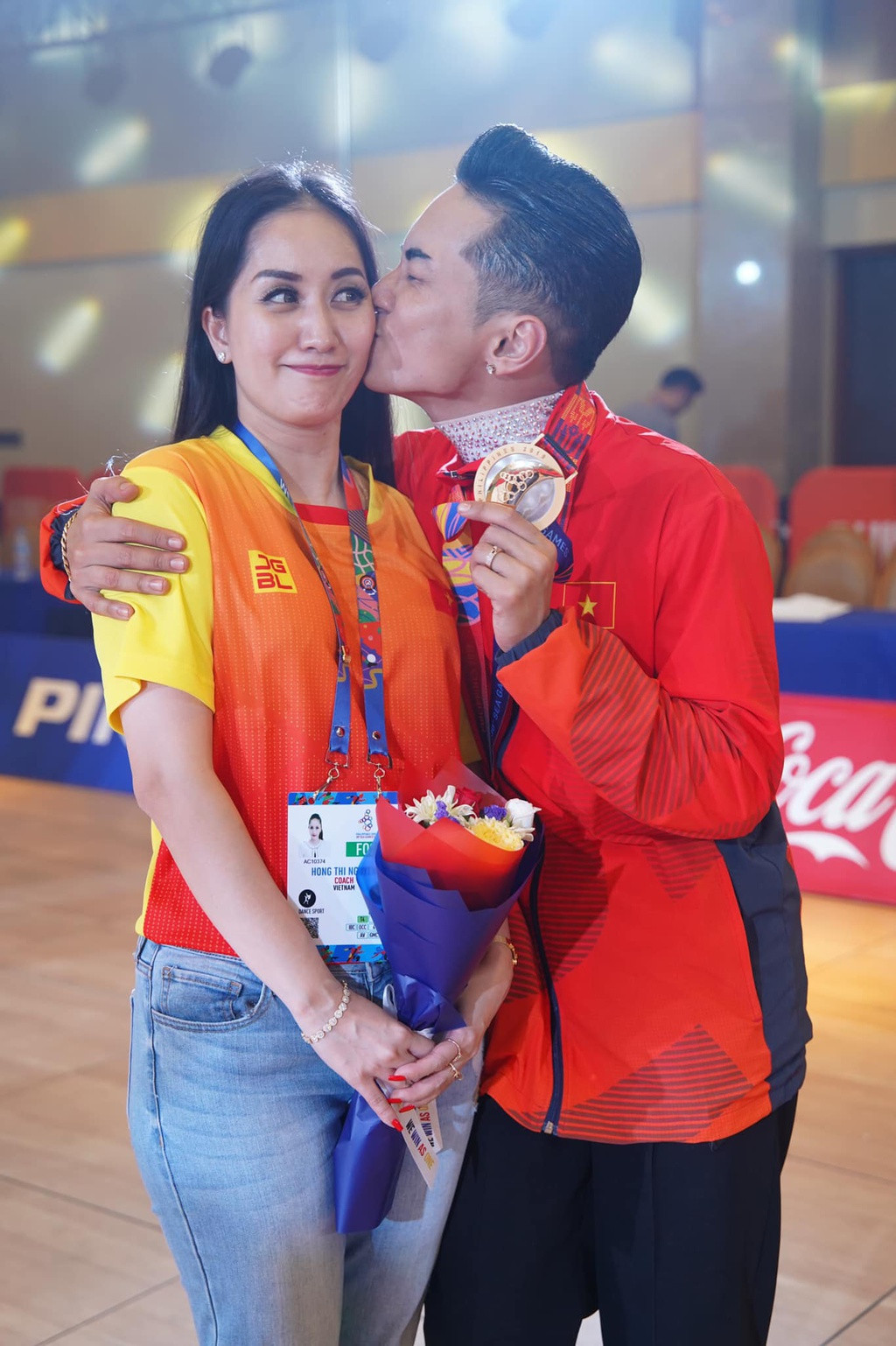 Đặc biệt, hình ảnh Khánh Thi ôm chầm Phan Hiển, khóc nức nở trong lòng chồng khiến nhiều người xúc động. Cô không chỉ là huấn luyện viên mà còn là vợ, là người luôn kề bên chăm sóc, đốc thúc kiện tướng 26 tuổi tập luyện.