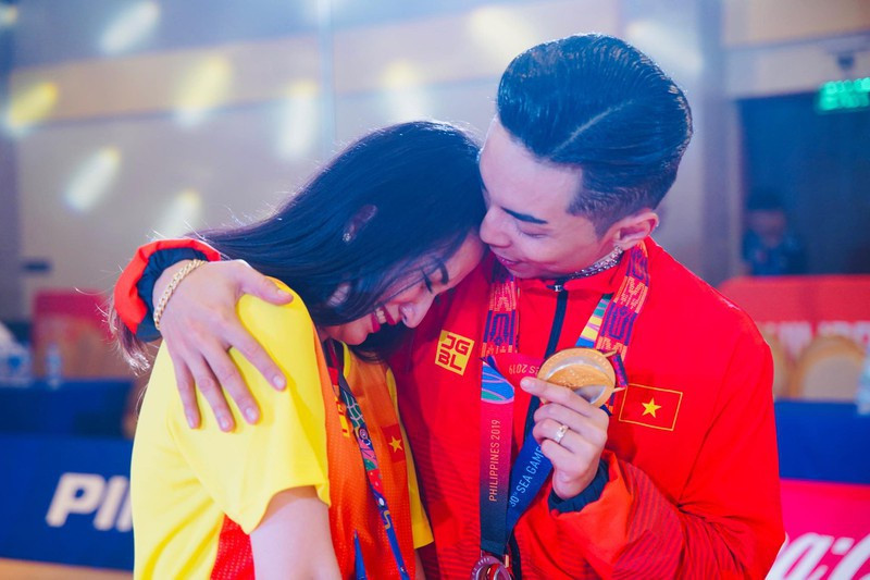 Trên trang cá nhân, Phan Hiển chia sẻ: "Tấm HCV là phần thưởng xứng đáng cho rất nhiều giọt mồ hôi đã rơi xuống khi chúng tôi tập luyện không chỉ trong vài tháng mà nhiều năm trời".