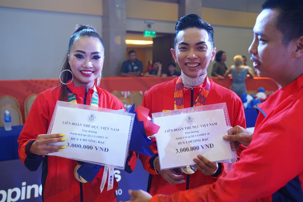 Sau chiến thắng của Phan Hiển và Nhã Khanh, Chí Anh đã thay mặt Liên đoàn Thể dục Việt Nam thưởng nóng mỗi người 3 triệu đồng. Ban huấn luyện bộ môn dancesport, bao gồm cả Chí Anh và Khánh Thi, bày tỏ sự vui mừng trước chiến thắng của đoàn Việt Nam.