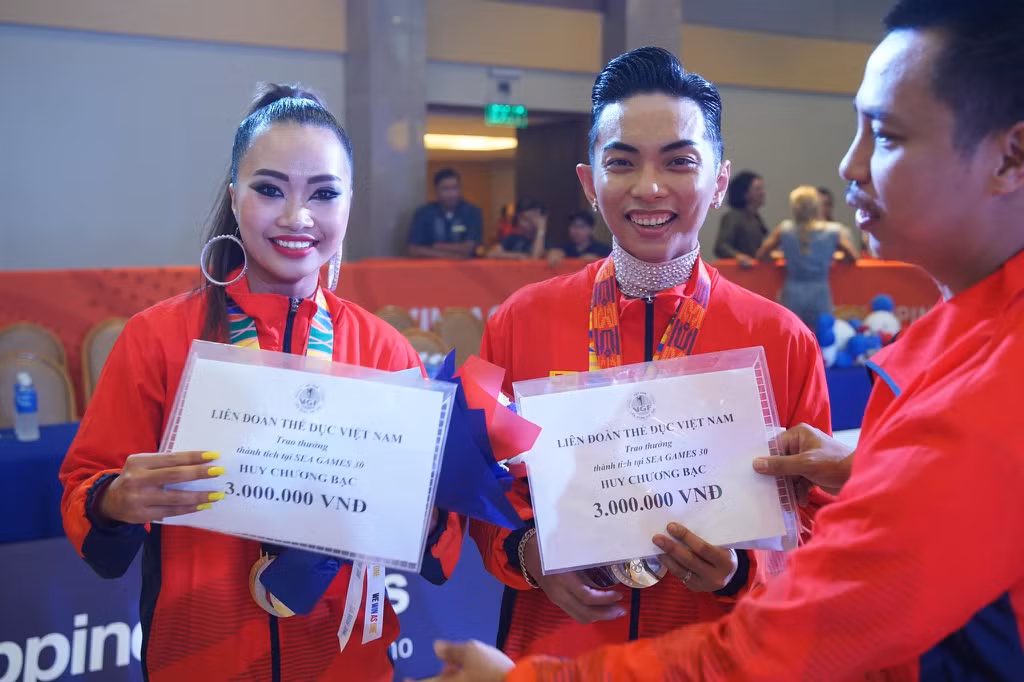 Sau chiến thắng của Phan Hiển và Nhã Khanh, Chí Anh đã thay mặt Liên đoàn Thể dục Việt Nam thưởng nóng mỗi người 3 triệu đồng. Ban huấn luyện bộ môn dancesport, bao gồm cả Chí Anh và Khánh Thi, bày tỏ sự vui mừng trước chiến thắng của đoàn Việt Nam.