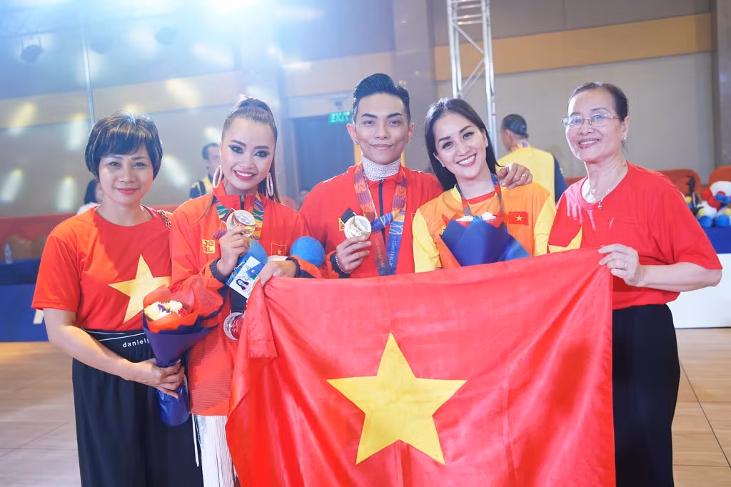 Không chỉ Khánh Thi, mẹ ruột của cô cũng theo con gái và con rể sang Philippines để cổ vũ cho đoàn thể thao Việt Nam.