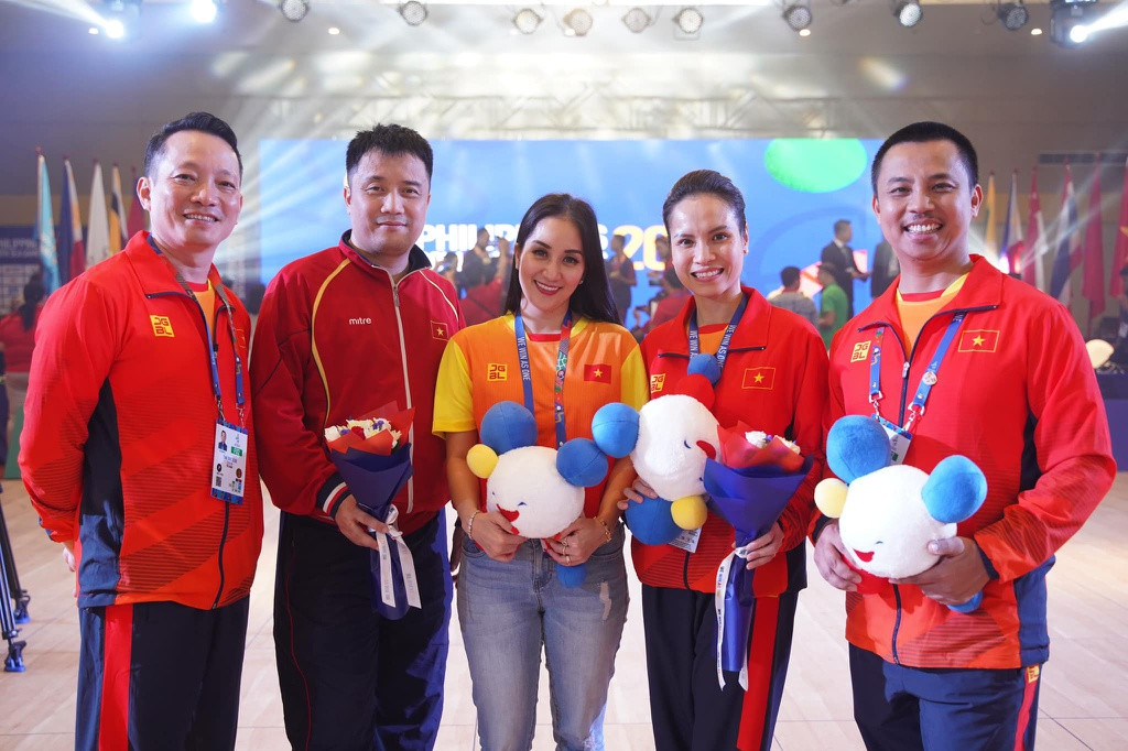 10 năm qua, bộ môn dancesport không có mặt ở đấu trường SEA Games. "Đó là 10 năm Chí Anh - Khánh Thi kiên trì luyện quân, kiên trì chờ đợi", một khán giả xúc động viết.