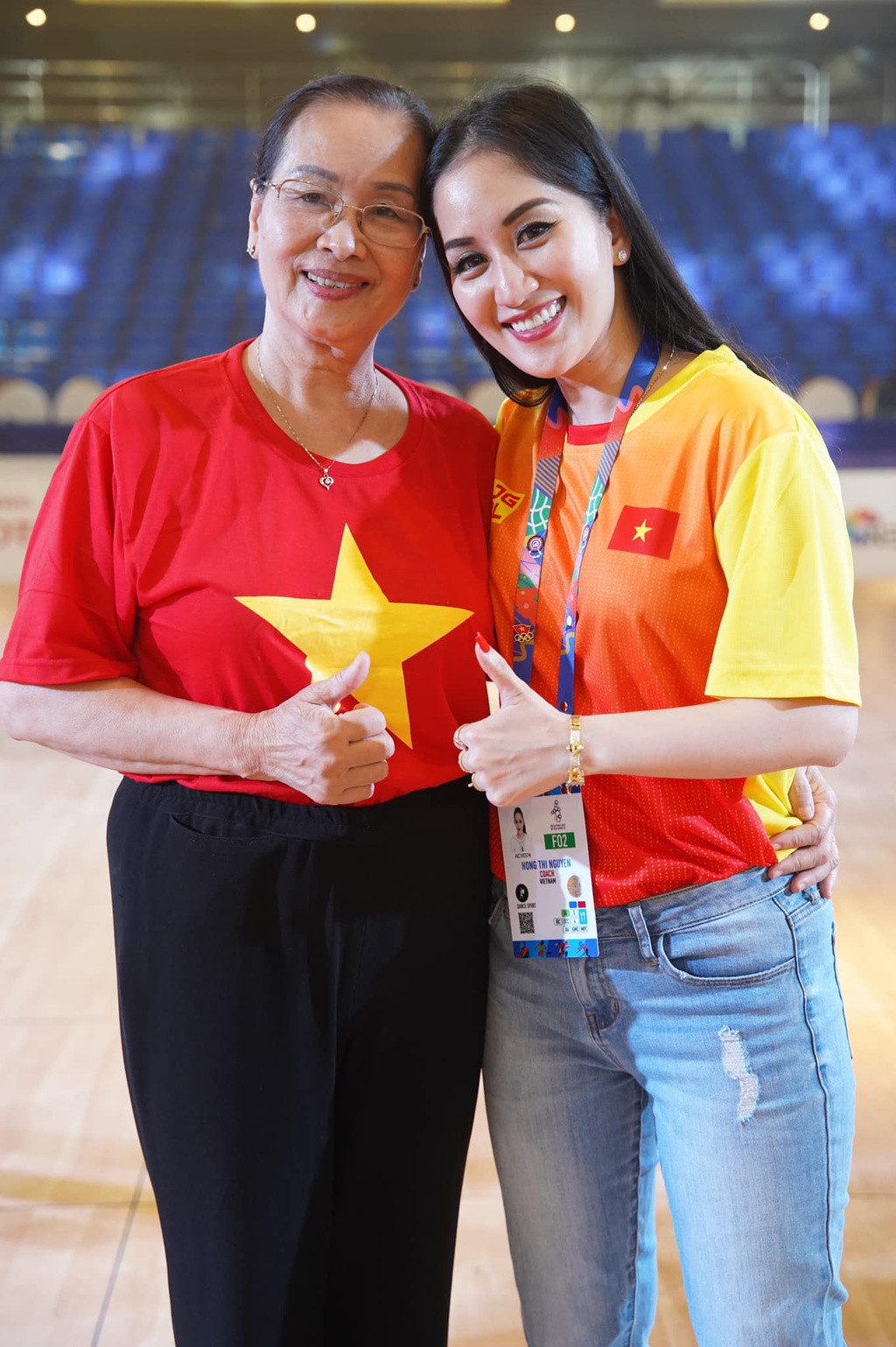 Mẹ ruột Khánh Thi là người theo sát mọi bước đi trong sự nghiệp cũng như cuộc sống của con gái. Sau khi cô sinh con trai đầu lòng vào năm 2015, bà đã chuyển vào TP.HCM để tiện chăm sóc các con và cháu ngoại.