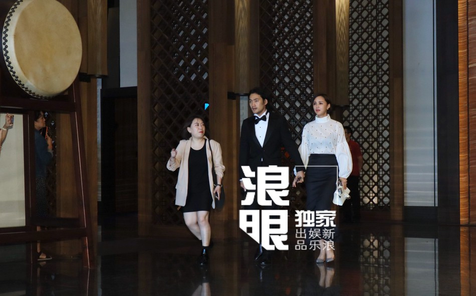 Sau khi cô dâu - chú rể rời khỏi khách sạn. Vợ chồng nam diễn viên Viên Hoằng cùng dàn khách mời cũng nhanh chóng di chuyển đến Bảo tàng nghệ thuật thành phố Đài Nam để kịp tham dự hôn lễ.