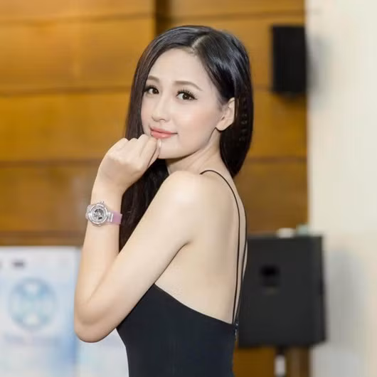 Mai Phuong Thuy mua dong ho 1,7 ty tu thuong ban than dip Giang sinh-Hinh-3