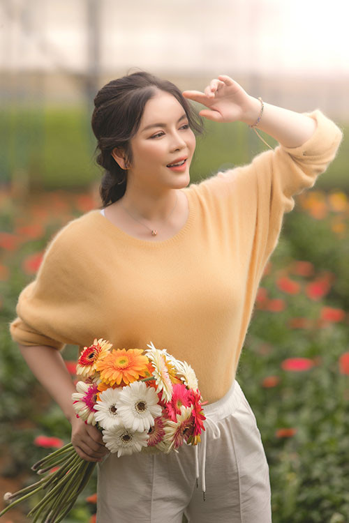 Người đẹp tâm sự chính việc thu hoạch rau củ, hái hoa giúp cô cân bằng lại cảm xúc sau khi dồn toàn tâm toàn lực vào công việc.